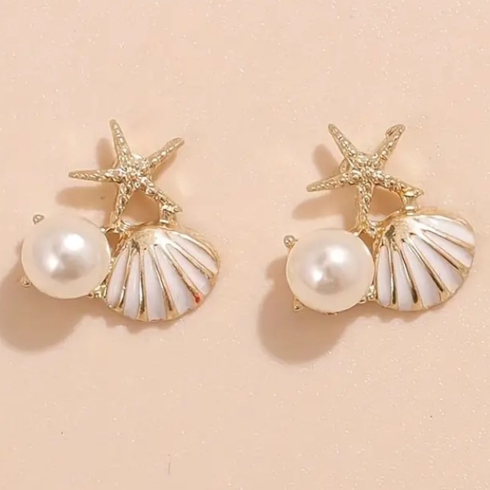 Pearl White Enamel Seashell with Textured Starfish Gold Toned Stud Earrings - Picture 5 of 5